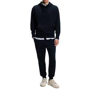 Chándal para hombre de estilo activo, diseñado para un movimiento cómodo con apariencia moderna y un estilo relajado para el día a día. - Product Image 1