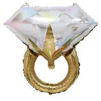 Différentes bagues en diamant, ballons en aluminium, décorations de mariage pour enterrement de vie de jeune fille