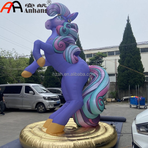 Unicorno Gonfiabile Gigante Personalizzato con Criniera e Coda Colorate, Base a Forma di Cartone Animato per Decorazioni di Festival, Carnevale, Feste e Palcoscenici - Product Image 1