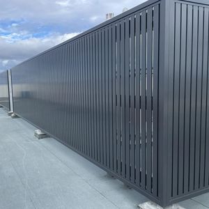Panneaux muraux horizontaux en alliage d'aluminium sur mesure, résistants à la rouille, pour clôtures d'intimité extérieures, installation facile - Product Image 1