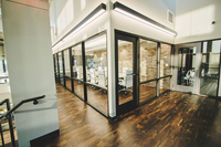 Appuyez sur le cadre de la vitrine. Profils en aluminium pour cadre de vitrine. Utilisé pour la décoration de façades extérieures de bâtiments commerciaux.