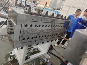 Machine d'extrusion de feuilles ondulées en <span class=keywords><strong>polycarbonate</strong></span> en nid d'abeille pour tuiles de toiture creuses en PC de 2100 mm de largeur, moteur SIEMENS PET - Product Image 4