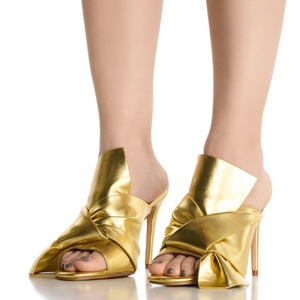 Sandalias de tacón de aguja con punta abierta para mujer, de piel sintética, con lazo, tacones finos, estilo mule, personalizadas en oro - Product Image 1