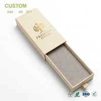Boîte cadeau personnalisée beige gaufrée avec emblème arbre doré et ruban de tirage pour présentation en magasin de gros et de détail