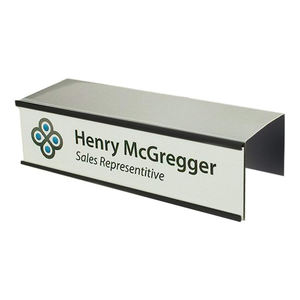 قاعدة فضية من الساتان وحامل لوحة أسماء أسود مطفي حامل لوحة أسماء بمكعب قابل للتغيير من الألومنيوم عالي الجودة - Product Image 1