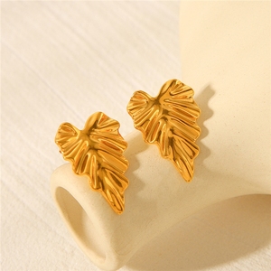 Orecchini a Foglia Piegati in Acciaio Inossidabile Placcato Oro 18k, Lussuosi e di Tendenza, Ispirati alla Natura - Product Image 2