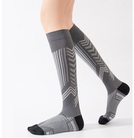 Chaussettes de compression professionnelles pour le fitness, la course à pied, la corde à sauter, chaussettes montantes pour mollets, chaussettes de sport fonctionnelles rayées pour le cyclisme