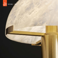 Lampe de table en albâtre espagnol de style mid-century en laiton brossé pour hôtel, villa, salon