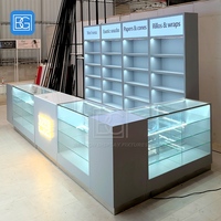Étagères de présentation commerciales personnalisées, éclairage LED rétroéclairé, armoire murale, vitrine en verre trempé, comptoir, design de mobilier