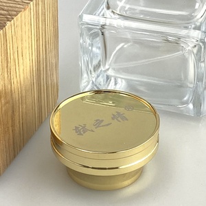 Capuchon de bouteille en métal doré avec motif en relief, couvercle à visser pour flacons cosmétiques, design durable - Product Image 5