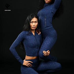 Ensemble de survêtement deux pièces OEM imprimé léopard avec fermeture éclair pour <span class=keywords><strong>femme</strong></span>, haut moulant à trous pour les pouces et leggings évasés, tenue de sport pour fitness et gym - Product Image 4