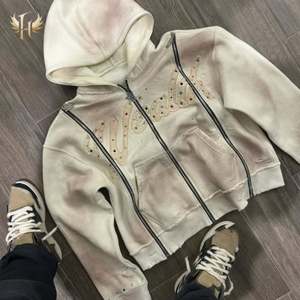 Sudadera con capucha corta premium para hombre, de invierno, con triple cremallera, 100% algodón, oversize, lavada, efecto descolorido por el sol, forrada, con pedrería bordada - Product Image 1