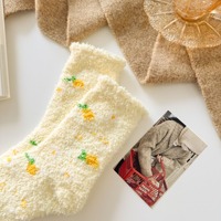 Chaussettes d'hiver en polaire corail pour femmes, chaussettes en peluche à imprimé fruits mignon, chaussettes d'intérieur, chaussettes de sommeil épaisses et chaudes, chaussettes pour dames, vente en gros