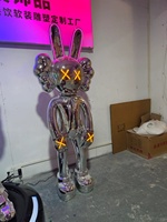Robot Cyberpunk en fibre de verre avec lueur de tête LED violette et bandes de bras bleues Barre virale Spot photo