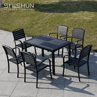 Ensemble de tables et chaises de bistrot modernes en aluminium léger et durable pour l'extérieur, idéal pour les villas, les parcs, les hôtels et les patios.