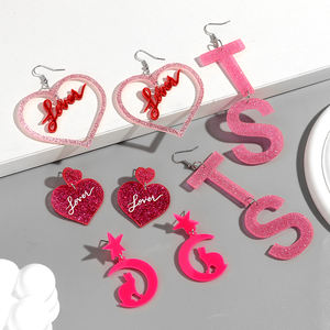 Trendige Romantische Geschenk-Schmuckstücke Süße Designer-Herz-Glitzer Maßgefertigte Puppen-Pink Buchstaben Lange Acryl-Ohrhänger Unisex - Product Image 2