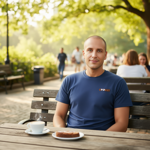 Camiseta Cookies Pocket Azul Marino con Diseño de Letras Pequeñas, Ropa Promocional - Product Image 3