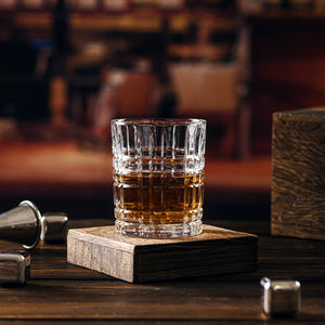 Muestra Gratuita de Vasos de Chupito Personalizados Sin Plomo, Juego de 4 Vasos de Whisky de Cristal Grabado, Capacidad de 300 ml, Estilo Europeo, para <span class=keywords><strong>Bar</strong></span> en Casa - Product Image 4