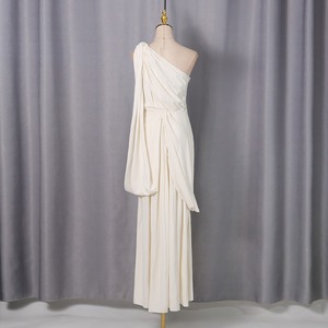 Vestido maxi de satén blanco plisado con abertura, estilo retro, de verano, al por mayor, con tirantes finos, cuello en V, de un solo hombro, cintura natural y corte A ajustado. - Product Image 4