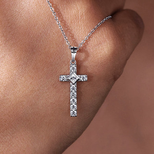 Ciondolo a Croce in Oro Bianco con Diamanti Taglio Principessa, Placcato in Rodio, Gioiello Religioso Unisex - Product Image 1