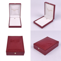 Boîte à bijoux en cuir PU texturé crocodile avec logo personnalisé, fermeture à bouton de luxe, étui d'emballage de bijoux moderne et portable