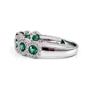Bague demi-alliance en or blanc 18 carats avec émeraude verte, design empilable élégant, pour femme, idéale pour les mariages et les fêtes - Product Image 4