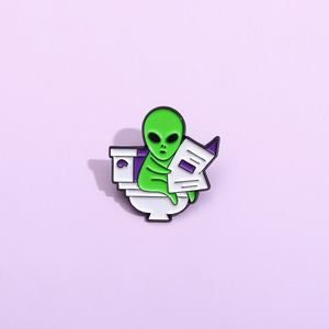 Divertido Pin de Solapa de Metal con Diseño de Extraterrestre <span class=keywords><strong>ET</strong></span> Leyendo un Periódico en el Inodoro, Broche Creativo de Dibujos Animados, Insignia Decorativa para Ropa, Venta al por Mayor - Product Image 3