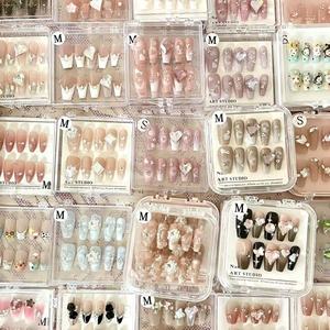 Rastgele karışık tasarım boyutu toptan toplu saf el yapımı 10 adet 3D badem stiletto şekil akrilik çivi üzerinde yanlış jel basın