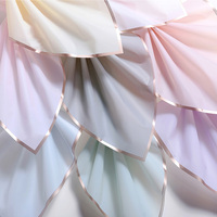 Papier d'emballage de bouquet imperméable de style coréen impression de lignes colorées de bordure dorée sous-transparente pour roses vierge enduite de PVC