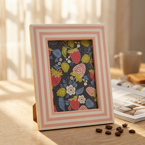Cadre photo moderne rouge et bleu de luxe, impression numérique élégante, décoration d'intérieur, matériau en résine de haute qualité, à poser sur table, respectueux de l'environnement, FAIZA - Product Image 1