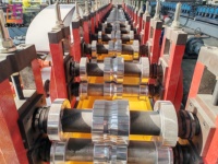 Ligne de production de lames de porte à enroulement en acier galvanisé, haute vitesse 25m/min, épaisseur 0,5-1mm, moteur à roulement, formage à froid