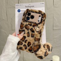 Étui de protection luxueux en peluche douce imprimé léopard avec breloque cœur et pompon pour iPhone 18 17 Pro Max 16 15 14 13