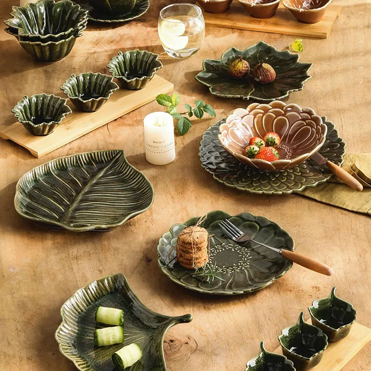 Vente en gros d'assiettes créatives uniques en forme de feuilles vertes pour restaurant, vaisselle en céramique, service de table en porcelaine, ensemble de vaisselle