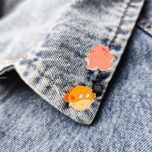 Broche Personalizado Criativo de Desenho Animado Fofo de Animais Marinhos: Tubarão, Golfinho, Polvo, Peixe-Balão - Emblema Decorativo para Roupas - Product Image 3