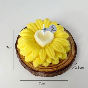 Vela Aromática de Girasol Hecha a Mano con Base de Madera, Linda Vela con Diseño Floral para Decoración del Hogar - Product Image 3
