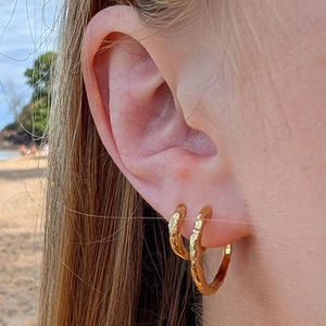 Aros de oro con textura delicada elegante Gemnel: lujo sutil - Product Image 3