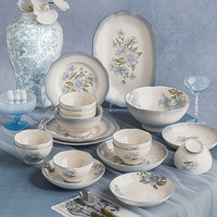 Service de table en céramique bleu floral peint à la main, style crème, avec bord festonné, idéal pour la restauration à la française et les cadeaux