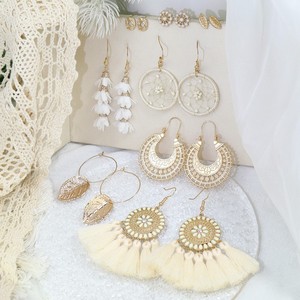 Juego de Aretes de Aro con Perlas, Diseño de Flor Dorada para Mujer, Perlas Blancas, Joyería para Fiesta, Aleación de Zinc, 8 Piezas - Product Image 1