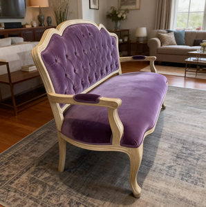 أريكة كلاسيكية على الطراز الفرنسي بثلاثة مقاعد مع تنجيد من المخمل الأرجواني وأرجل خشبية منحوتة - Product Image 2