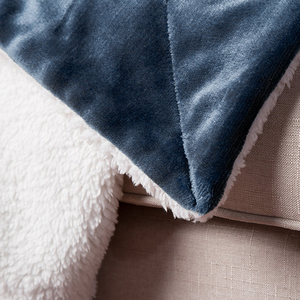 Manta Sherpa de franela azul marino Reversible Fuzzy Bed Throws - Product Image 4