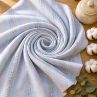 Tissu Popeline Tissé 100% Coton Biologique Léger et Confortable à Rayures Bleues et Motifs Floraux Roses, Idéal pour Robes et Chemises de Filles - Vente Chaude