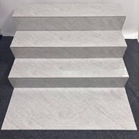 Carreaux de porcelaine rectangulaires gris clair veiné brillant antidérapants pour marches d'escalier intérieurs OEM