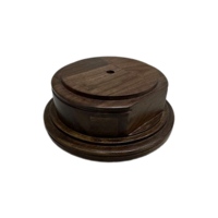 Socle en bois de noyer rouge foncé finition piano pour trophée en cristal