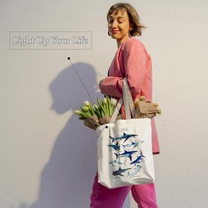 กระเป๋าผ้าแคนวาสลายวาฬแบบปรับแต่งได้สำหรับผู้หญิง กระเป๋าลายสัตว์ทะเล ของขวัญสำหรับฤดูร้อนและชายหาด - Product Image 3