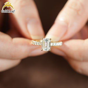 Anello di Fidanzamento Goldleaf con Smeraldo Sintetico Taglio Smeraldo da 4 Carati, Personalizzabile in Oro 10k 14K 18K, con Certificato IGI, Diamante Sintetico VVS/DEF/CVD - Product Image 2