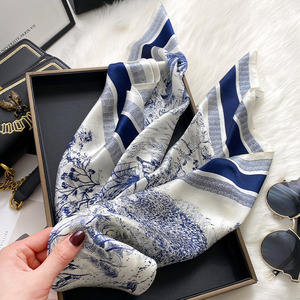 Sciarpa in Vera Seta di Gelso per Donna, Stile Etnico Porcellana Blu e Bianca, Elegante e Multifunzionale, Grande Quadrata 90cm, Autunnale - Product Image 2