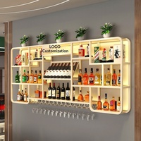 Armoire à vin murale éclairée en métal moderne et présentoir sur mesure pour restaurants et magasins