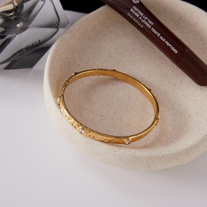 Bracelet martelé en or 18 carats avec diamants ronds incrustés, bijoux unisexes pour tous les jours - Product Image 4
