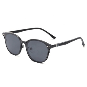 <span class=keywords><strong>Gafas</strong></span> <span class=keywords><strong>de</strong></span> <span class=keywords><strong>sol</strong></span> polarizadas Protección UV Juego <span class=keywords><strong>de</strong></span> succión magnética <span class=keywords><strong>de</strong></span> 2 lentes <span class=keywords><strong>de</strong></span> clip Montura <span class=keywords><strong>de</strong></span> <span class=keywords><strong>gafas</strong></span> <span class=keywords><strong>de</strong></span> metal ovalada <span class=keywords><strong>Gafas</strong></span> <span class=keywords><strong>de</strong></span> <span class=keywords><strong>sol</strong></span> con <span class=keywords><strong>clic</strong></span> - Product Image 2