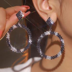 Boucles d'oreilles pendantes élégantes et tendance pour femmes, plaquées or, papillon brillant, luxe haut de gamme européen et américain, nouvelle collection transfrontalière - Product Image 3